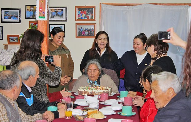 Carabineros  y Cruz Roja celebraron cumpleaños de descendiente yagán Cristina Calderón